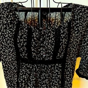 Black Print Peasant Top 🖤🤍